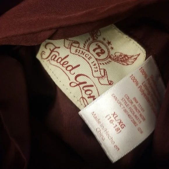 Burgundy jacket. Fits size medium - Picture 6 of 7